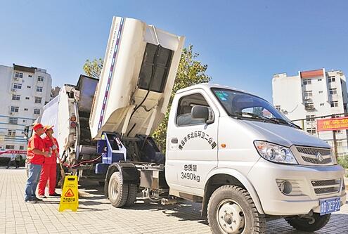 青島“車車對接”清運(yùn)垃圾